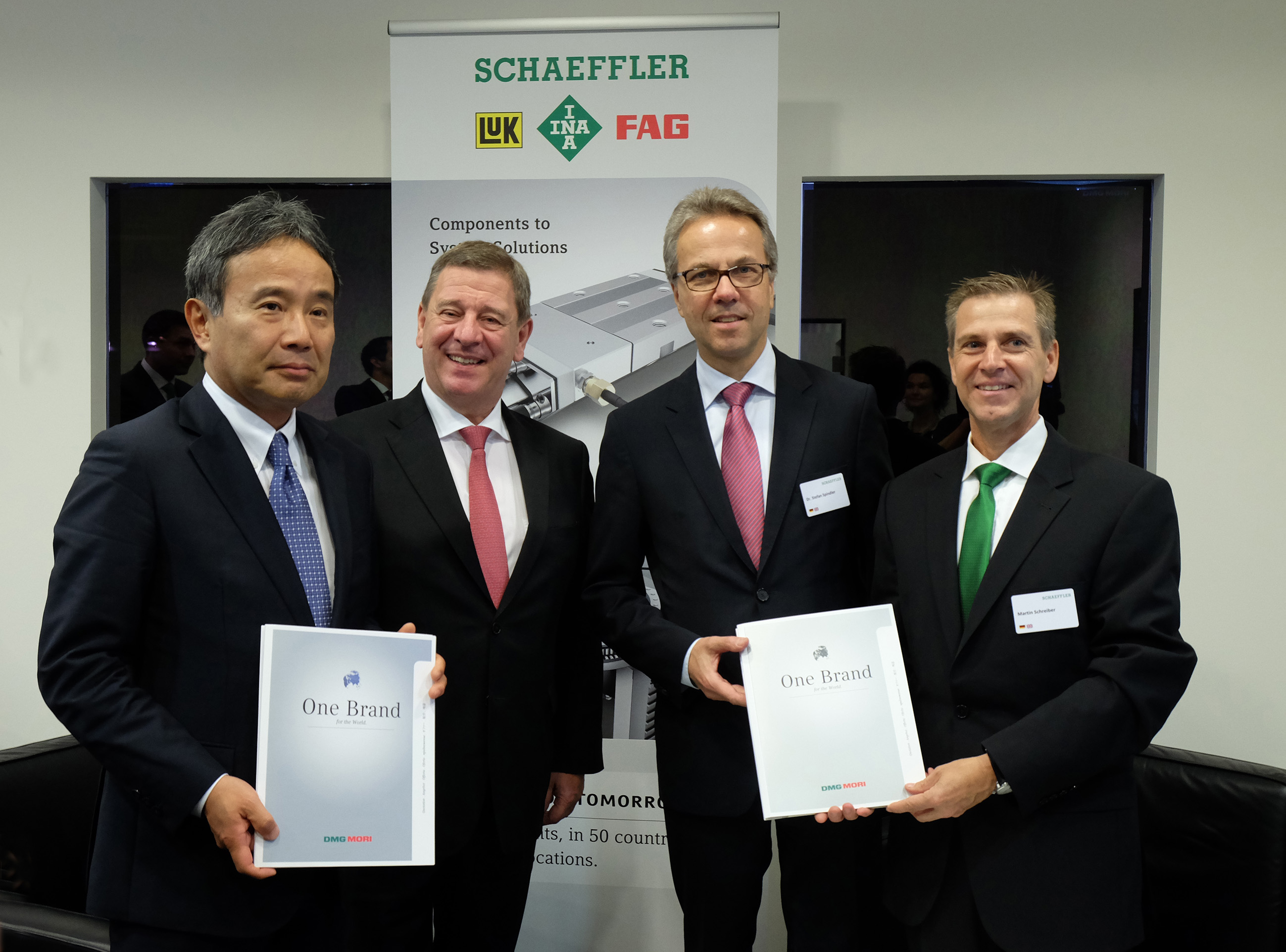 舍弗勒與德馬吉森精機簽署全球營銷協議。從左至右：德馬吉森精機有限公司首席執行官森雅彥博士、德馬吉森精機股份有限公司首席執行官呂迪格·卡皮察博士、舍弗勒集團工業事業部首席執行官斯特凡·施平德勒博士、舍弗勒集團工業事業部制造機械事業部總裁馬丁·施賴伯。
