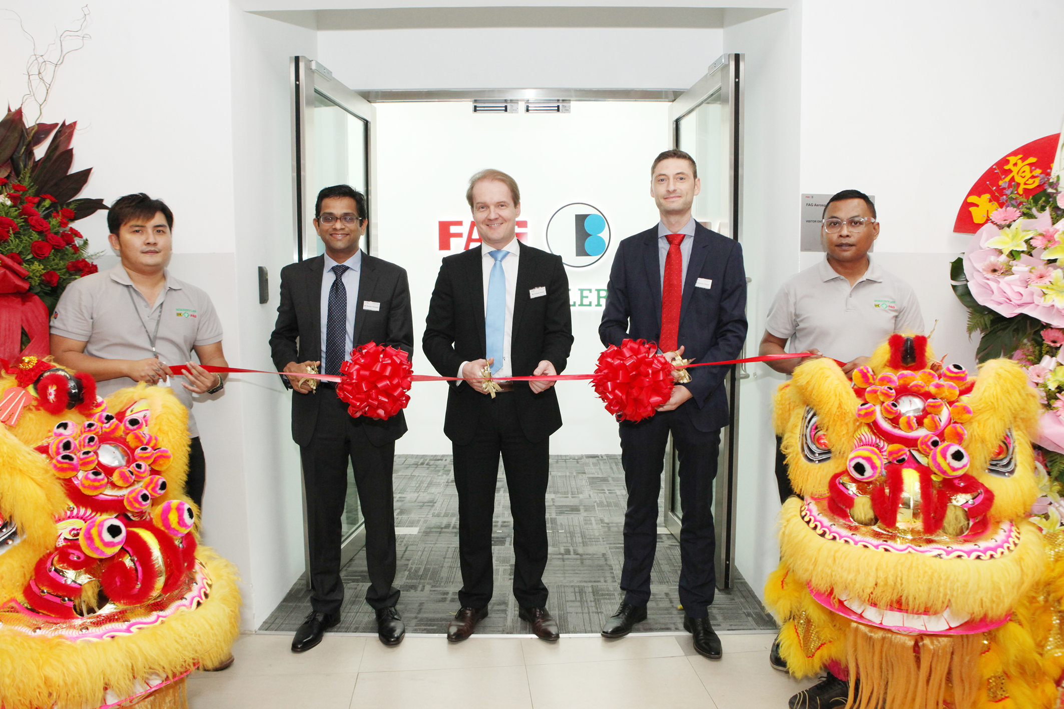 （從左至右）舍弗勒東南亞總裁拉瑪達(dá)斯•切魯帕斯（Ramdas Cherupara），舍弗勒亞太區(qū)首席執(zhí)行官安德烈亞斯•希克（Andreas Schick）以及FAG航空航天新加坡公司總經(jīng)理馬蒂亞斯•比格納（Matthias Biegner）在FAG航空航天（新加坡）有限公司的開業(yè)儀式上正準(zhǔn)備剪彩。